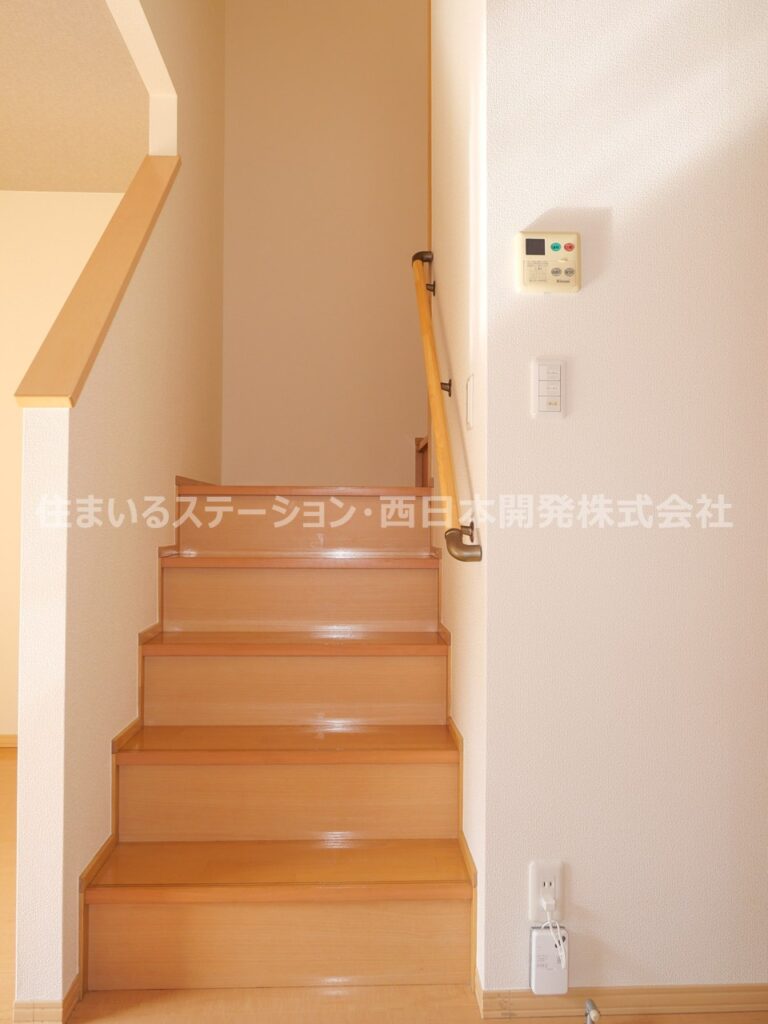 ローズヴィラB101_階段