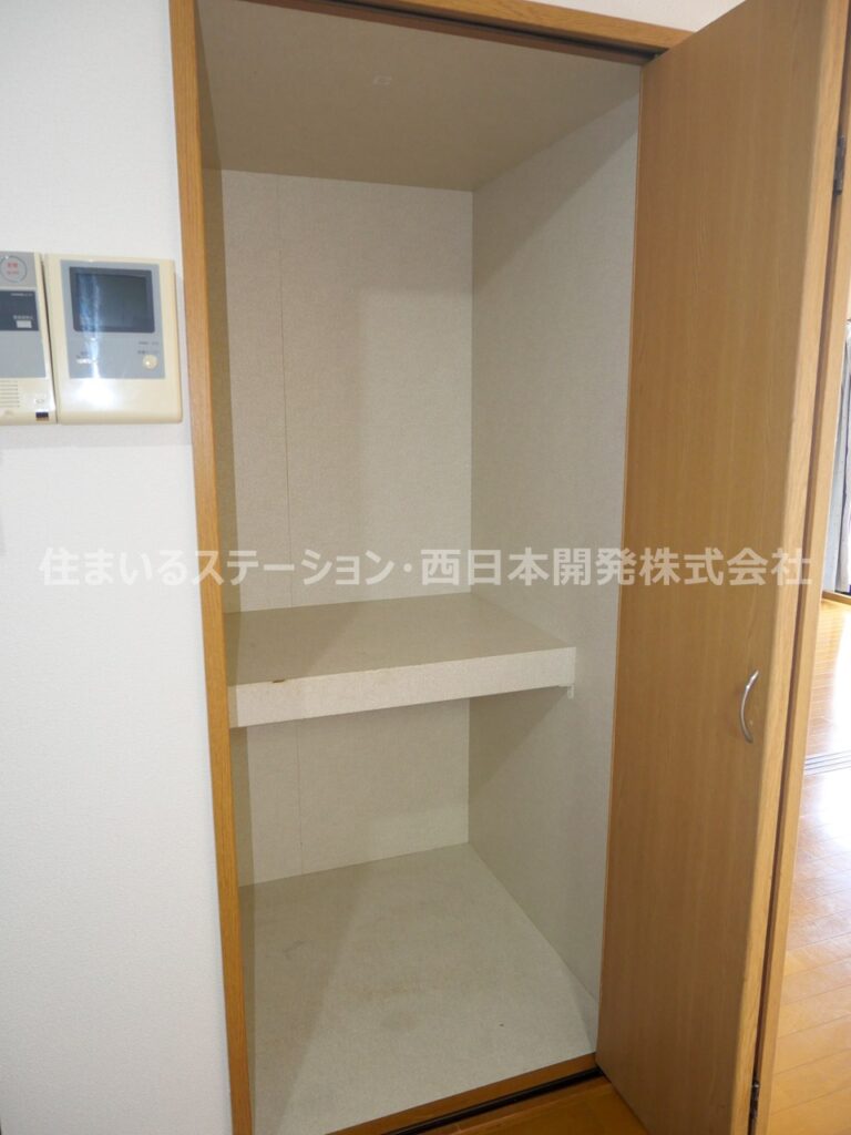 グランメールK102_キッチン脇収納