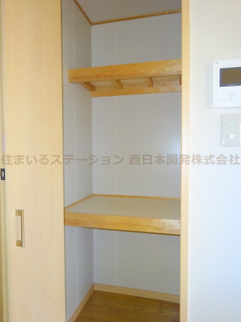 ボヌールコート202_キッチン横収納