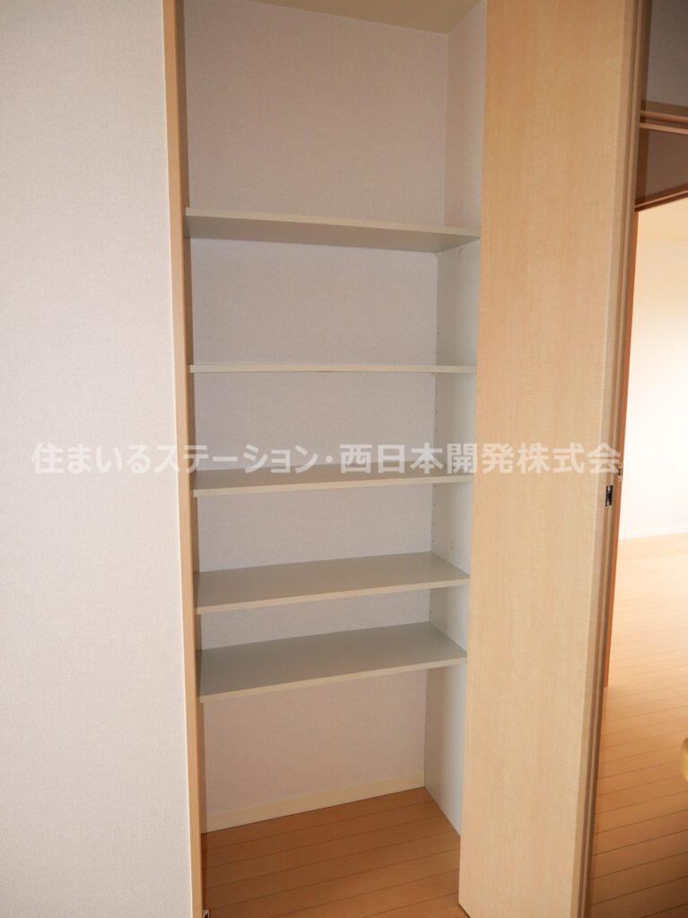 カレラガーデンB206_キッチン横収納