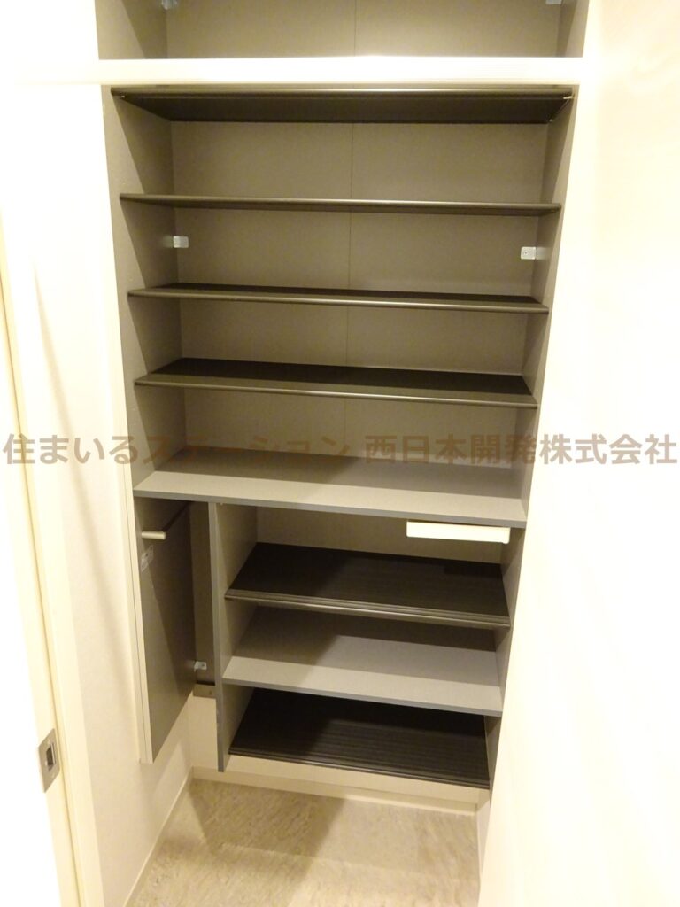 モデルン総社201_玄関土間収納
