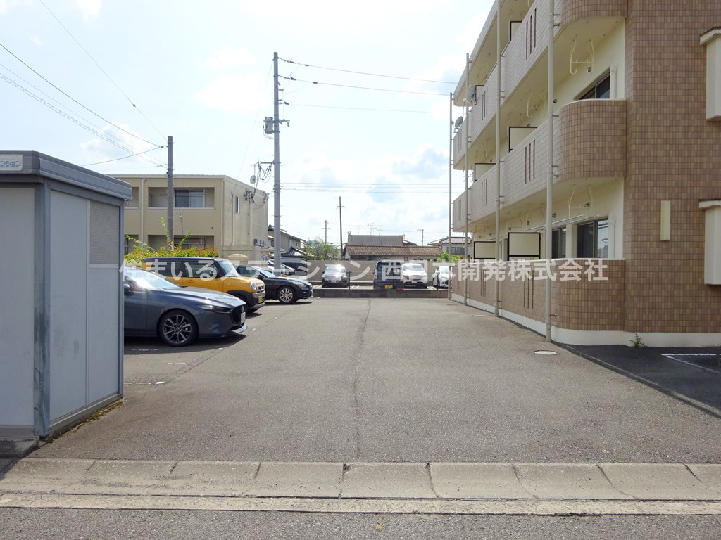 ブリリアント真壁_駐車場