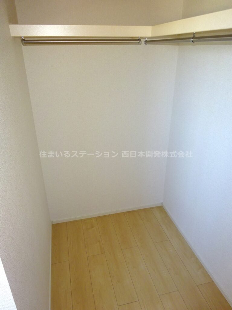 ラフレーズD203_北洋室ウォークインクローゼット
