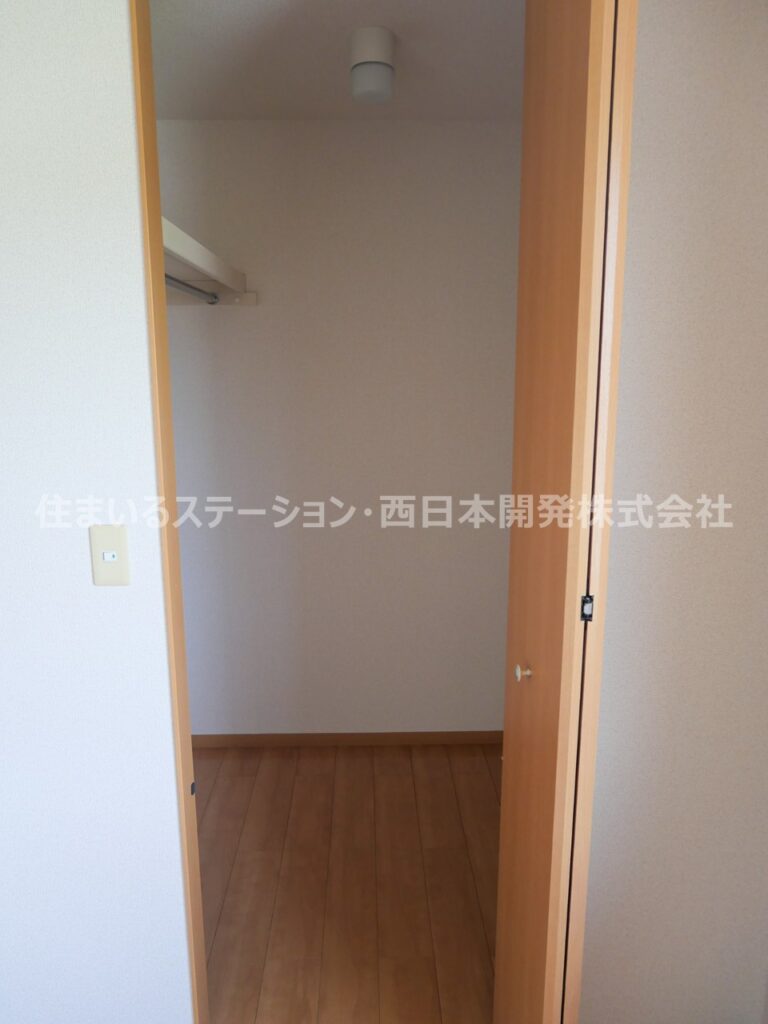 エバーグリーンオークB202_北洋室収納