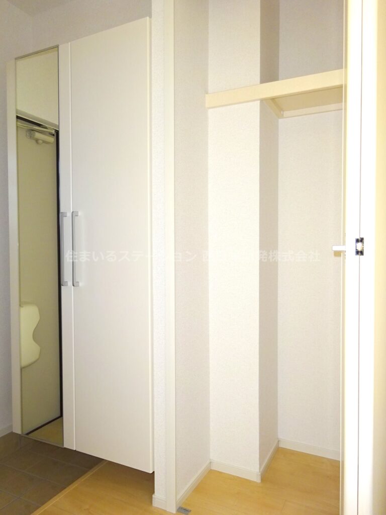 ラフレーズC103_玄関収納