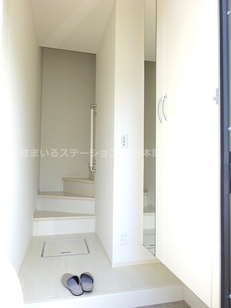 アースガーデンSOJAⅡ205_玄関