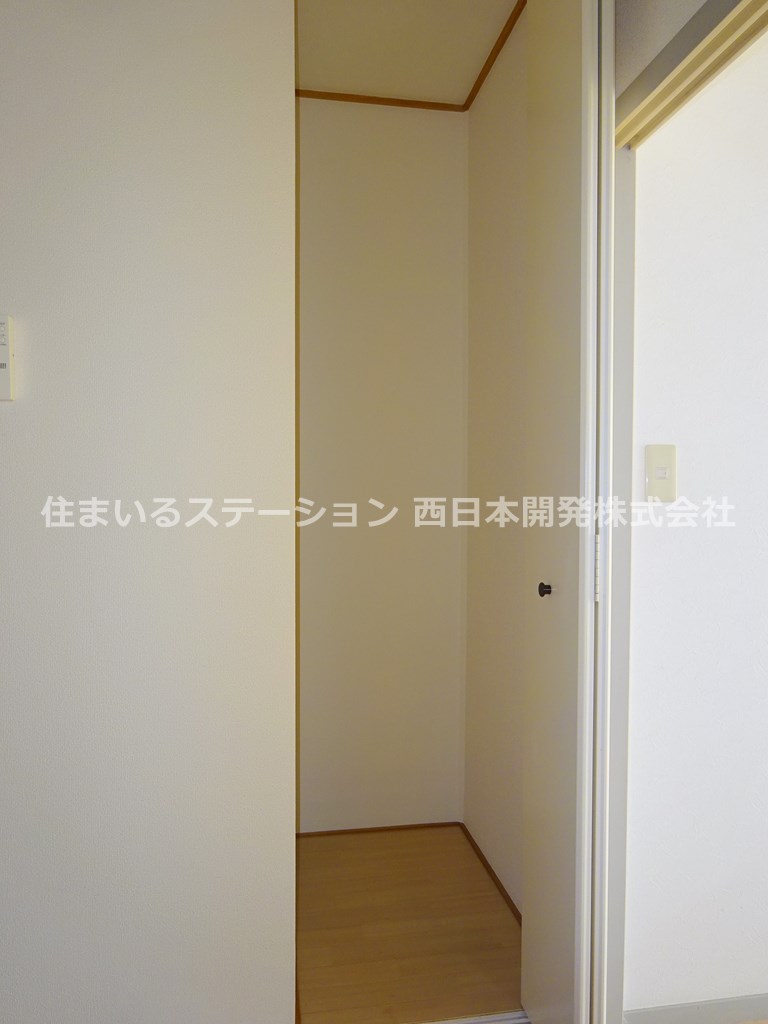 メゾンプリュム102_キッチンスペース収納