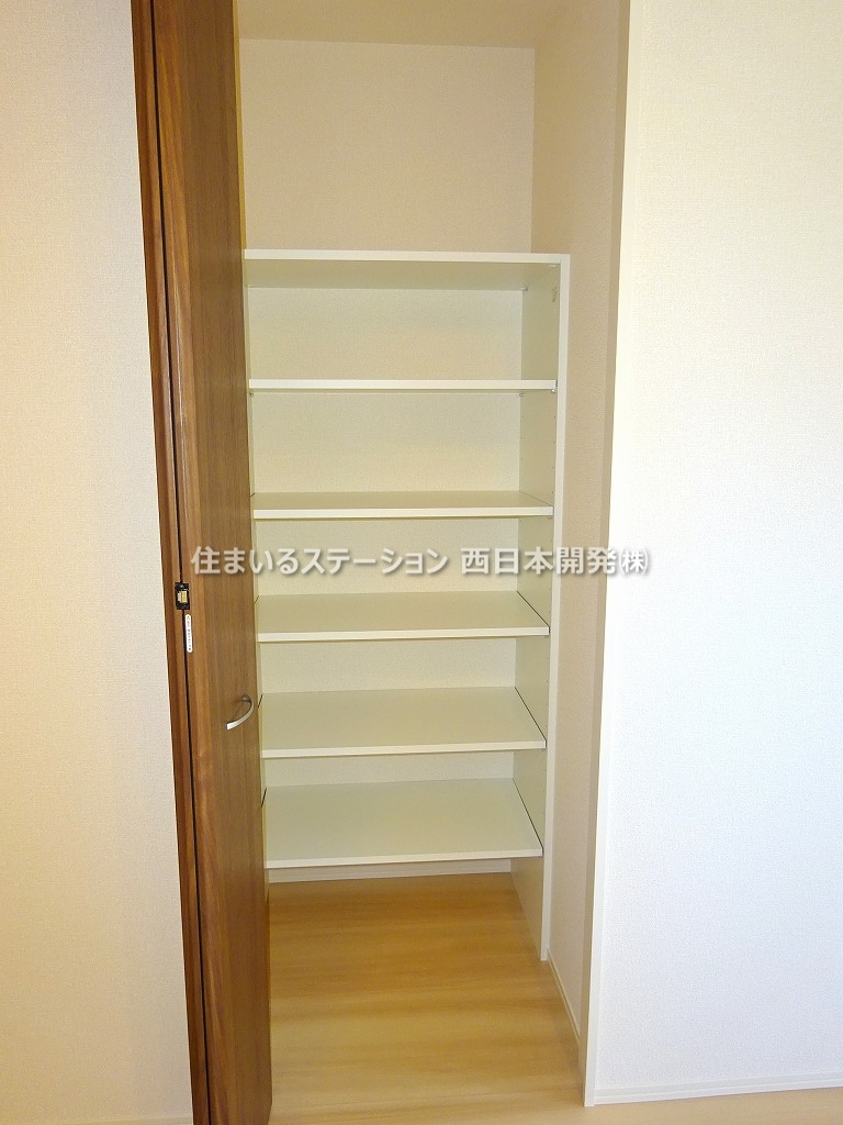 ウィンクルムB202_キッチン横収納