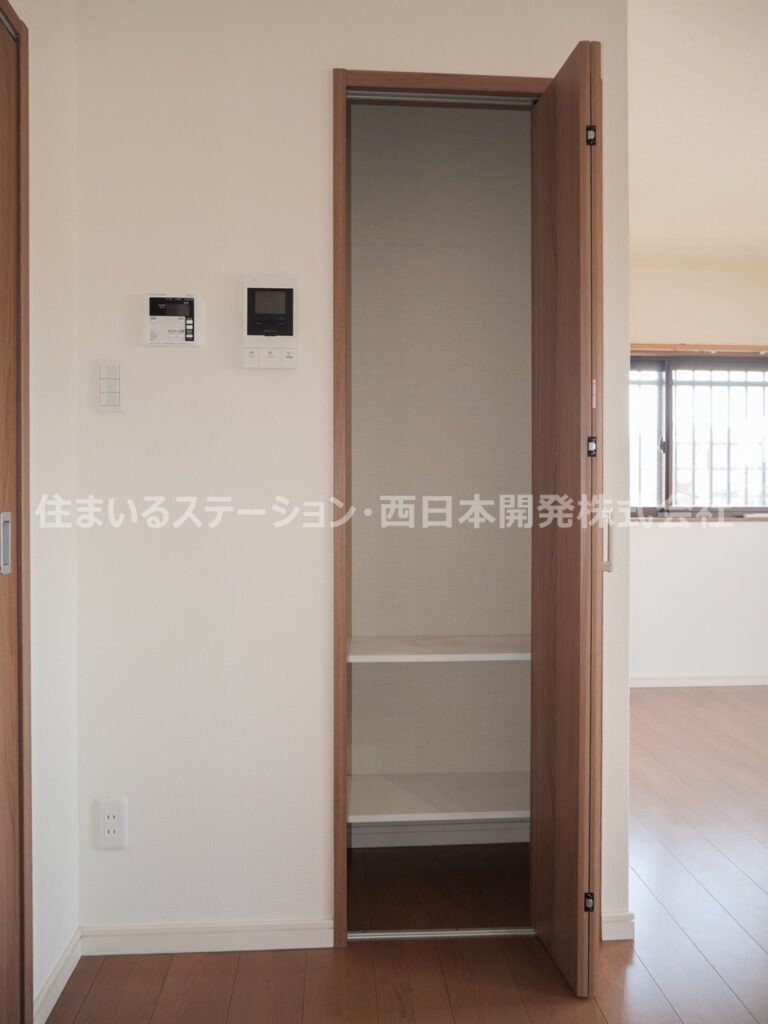 メルプランタン101_キッチン横収納