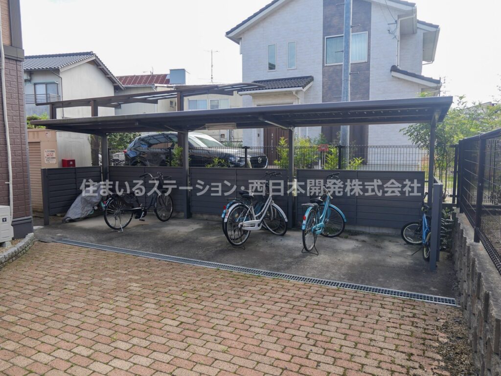 ピュア_駐輪場