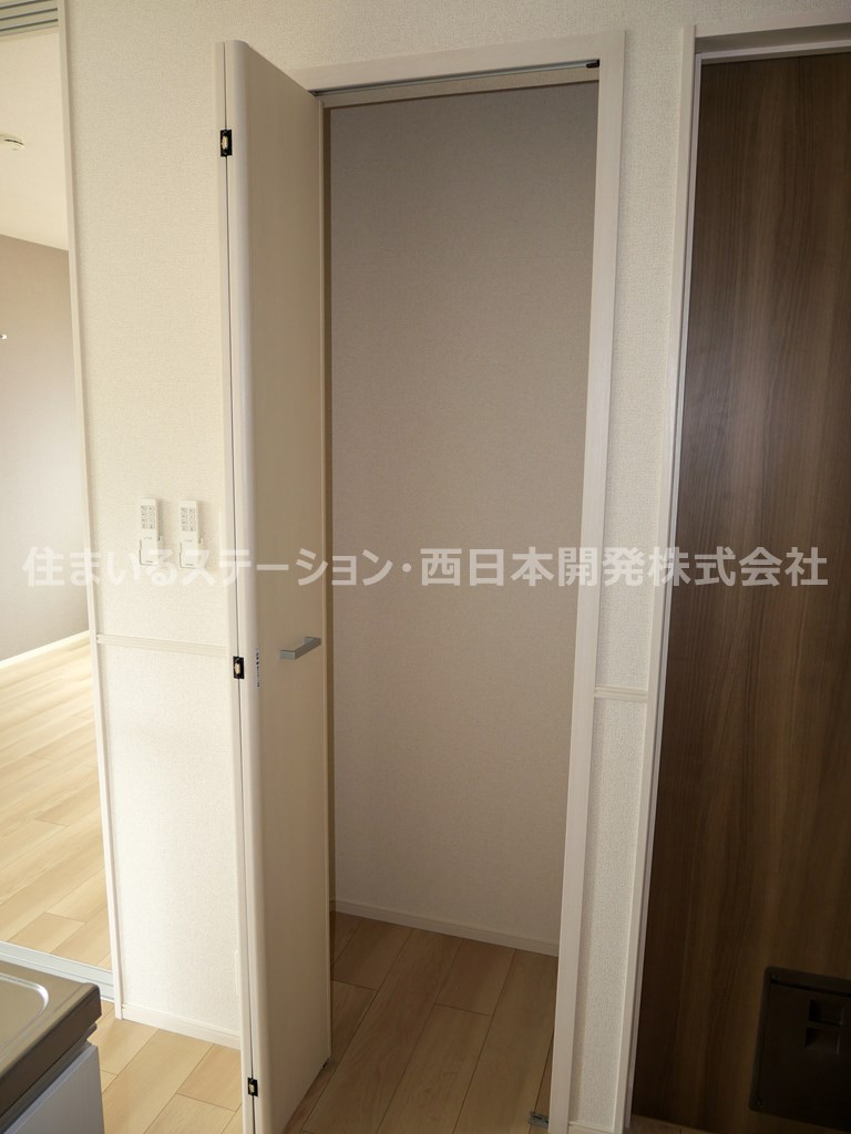 クレメント201_キッチン横収納