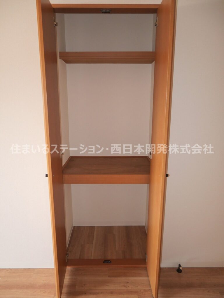 メイプルハウス205_キッチン横収納