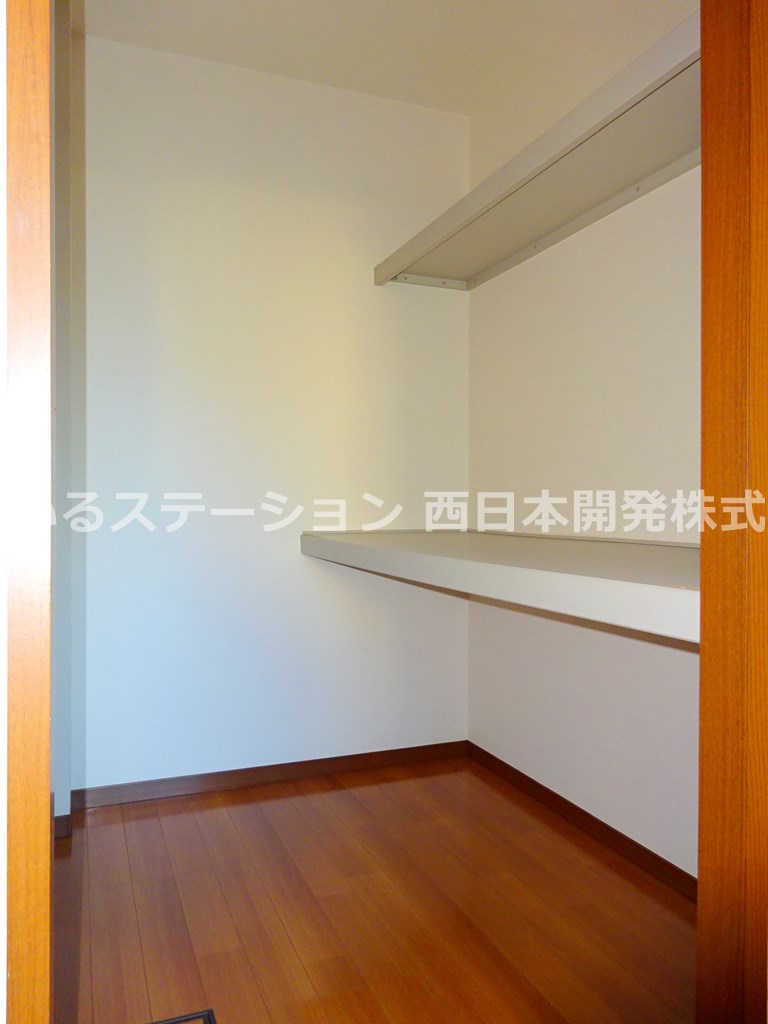 ランドマーク元町B102_洋室ウォークインクローゼット2